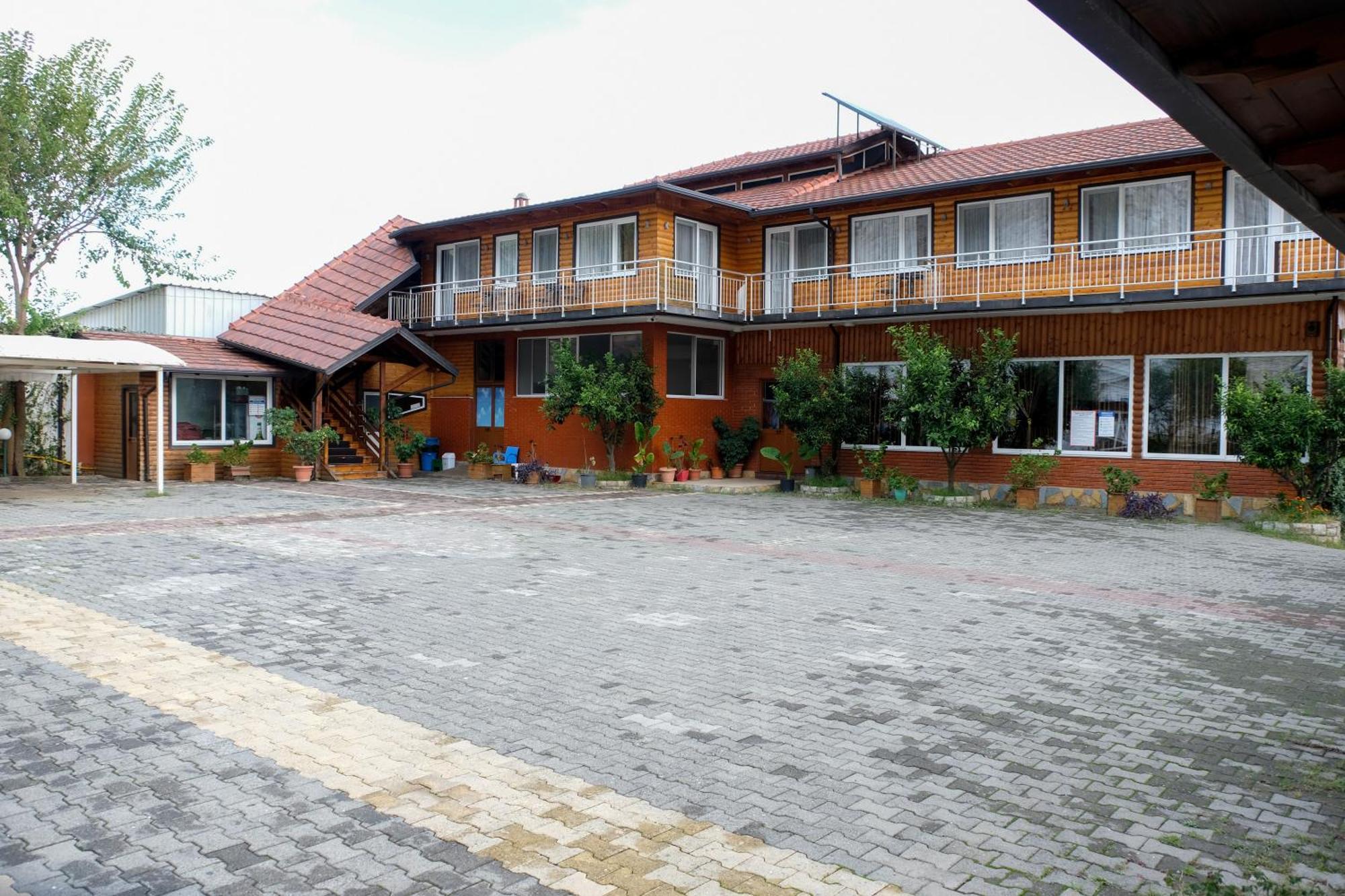 Buna Park Hotel Shkoder Bagian luar foto