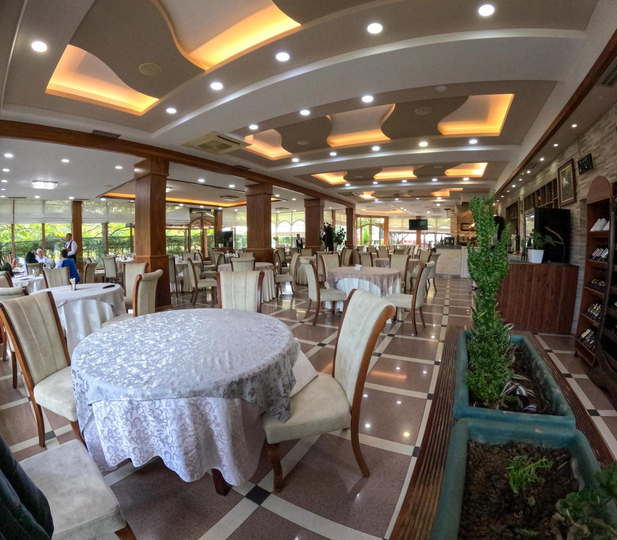 Buna Park Hotel Shkoder Bagian luar foto