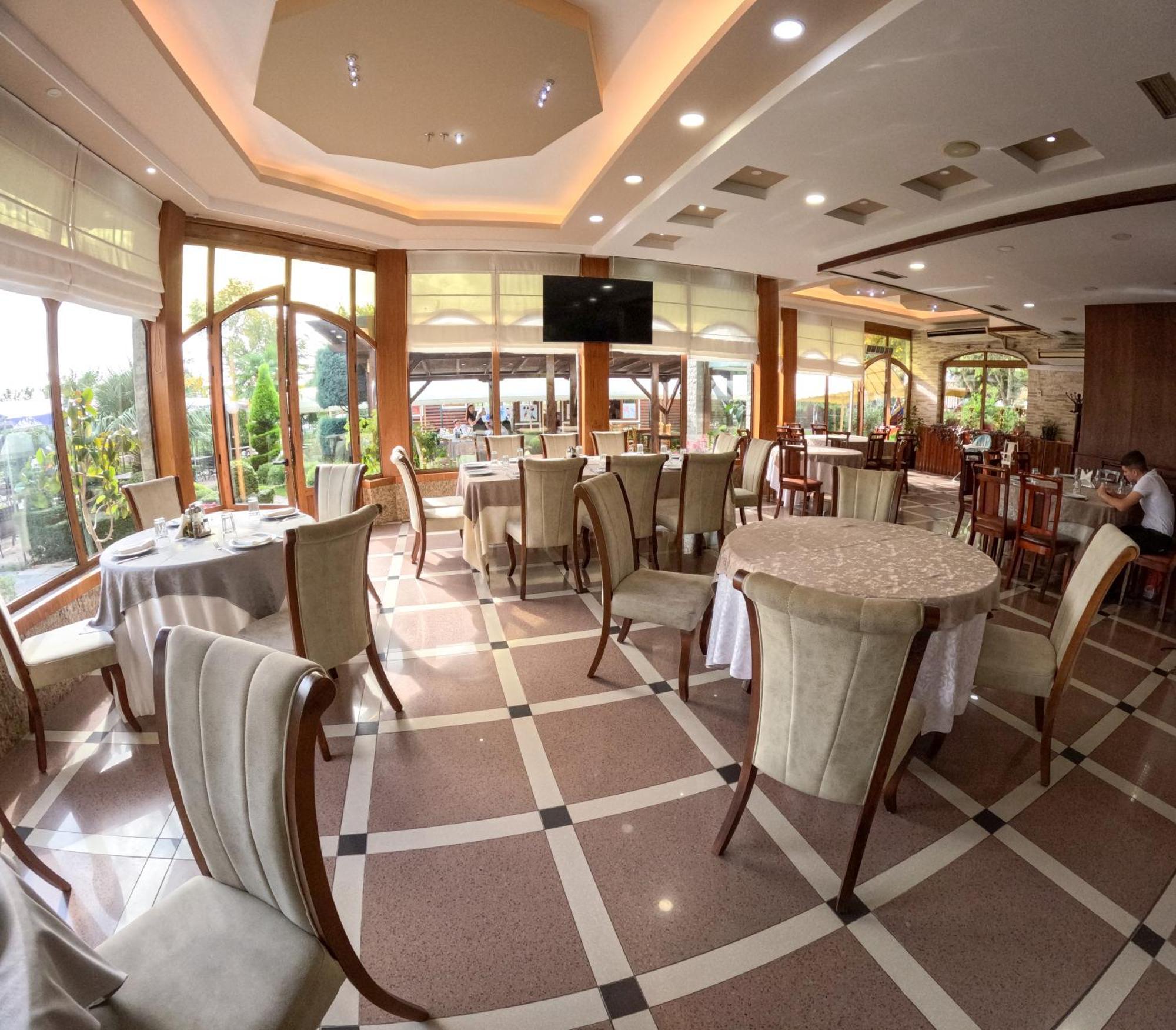 Buna Park Hotel Shkoder Bagian luar foto
