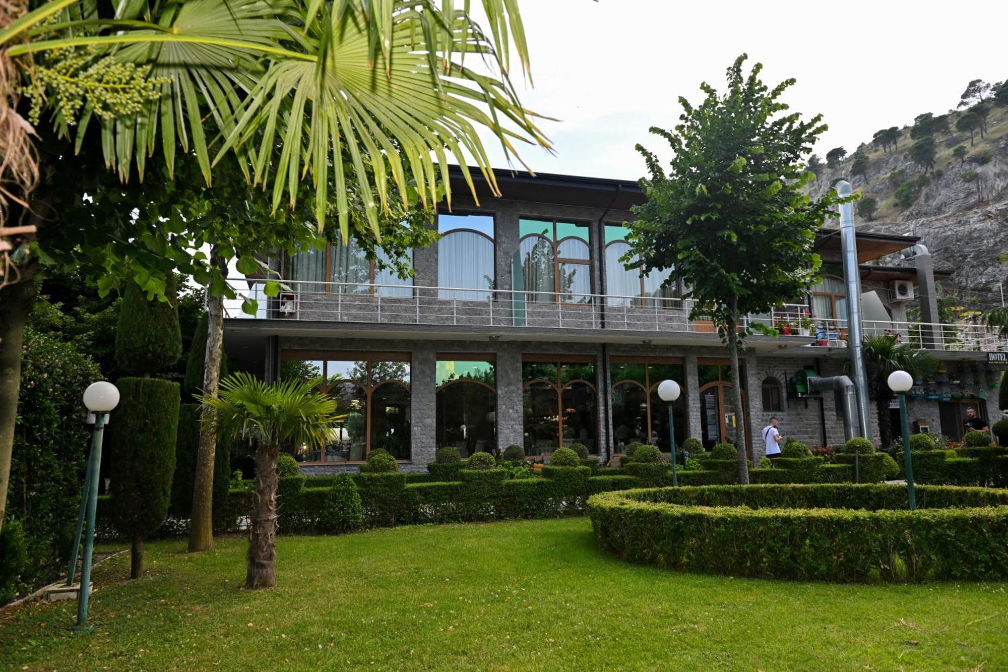Buna Park Hotel Shkoder Bagian luar foto