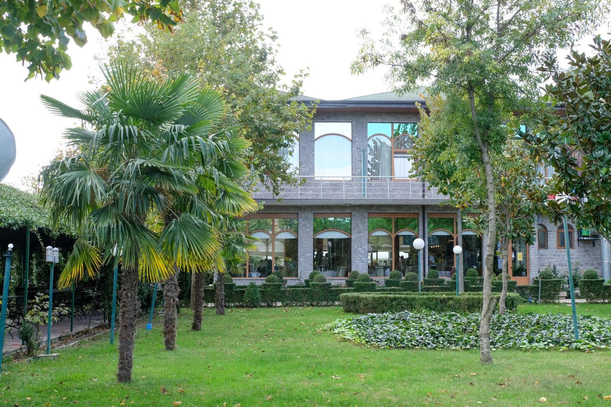Buna Park Hotel Shkoder Bagian luar foto