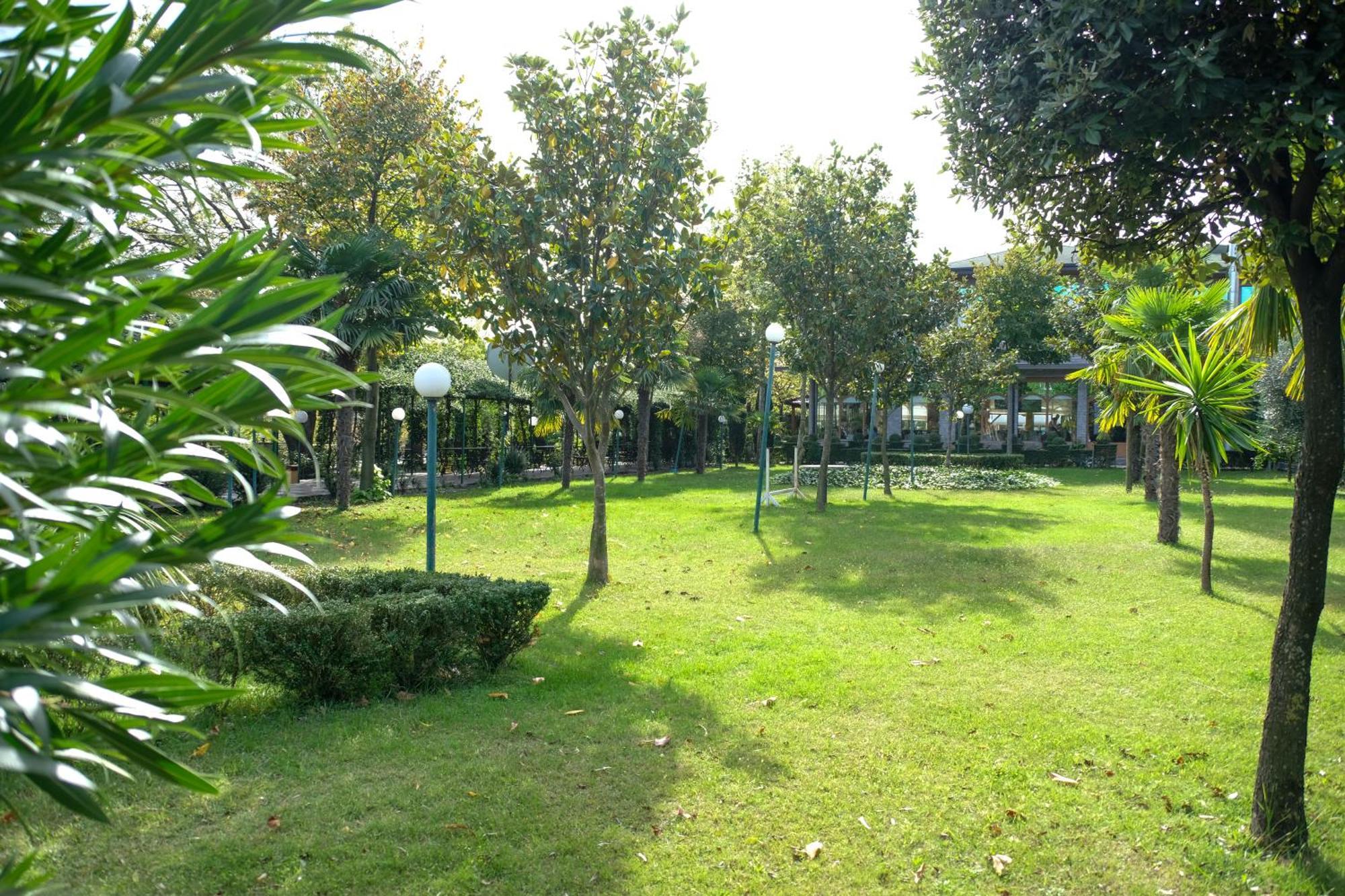 Buna Park Hotel Shkoder Bagian luar foto