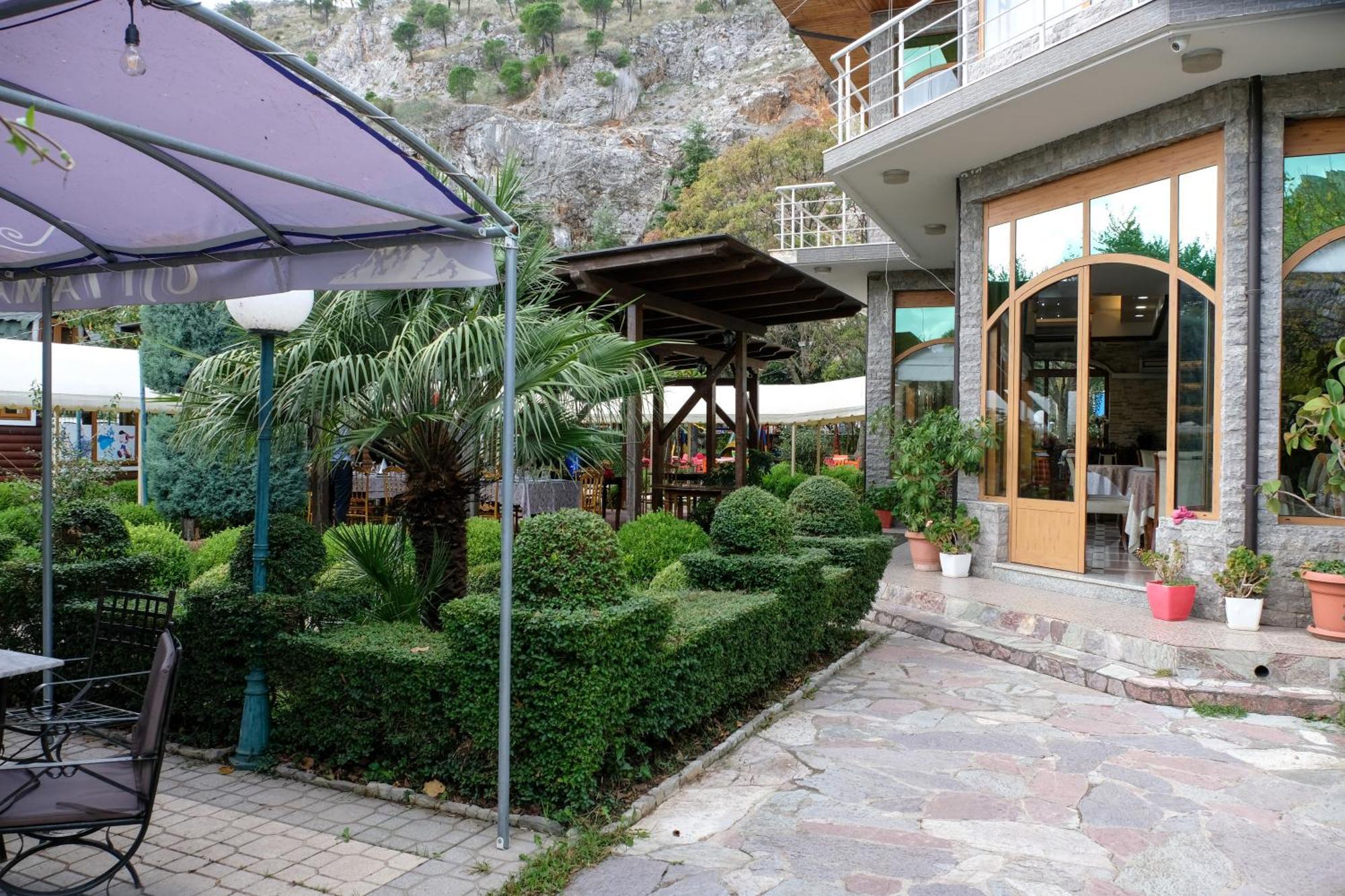 Buna Park Hotel Shkoder Bagian luar foto