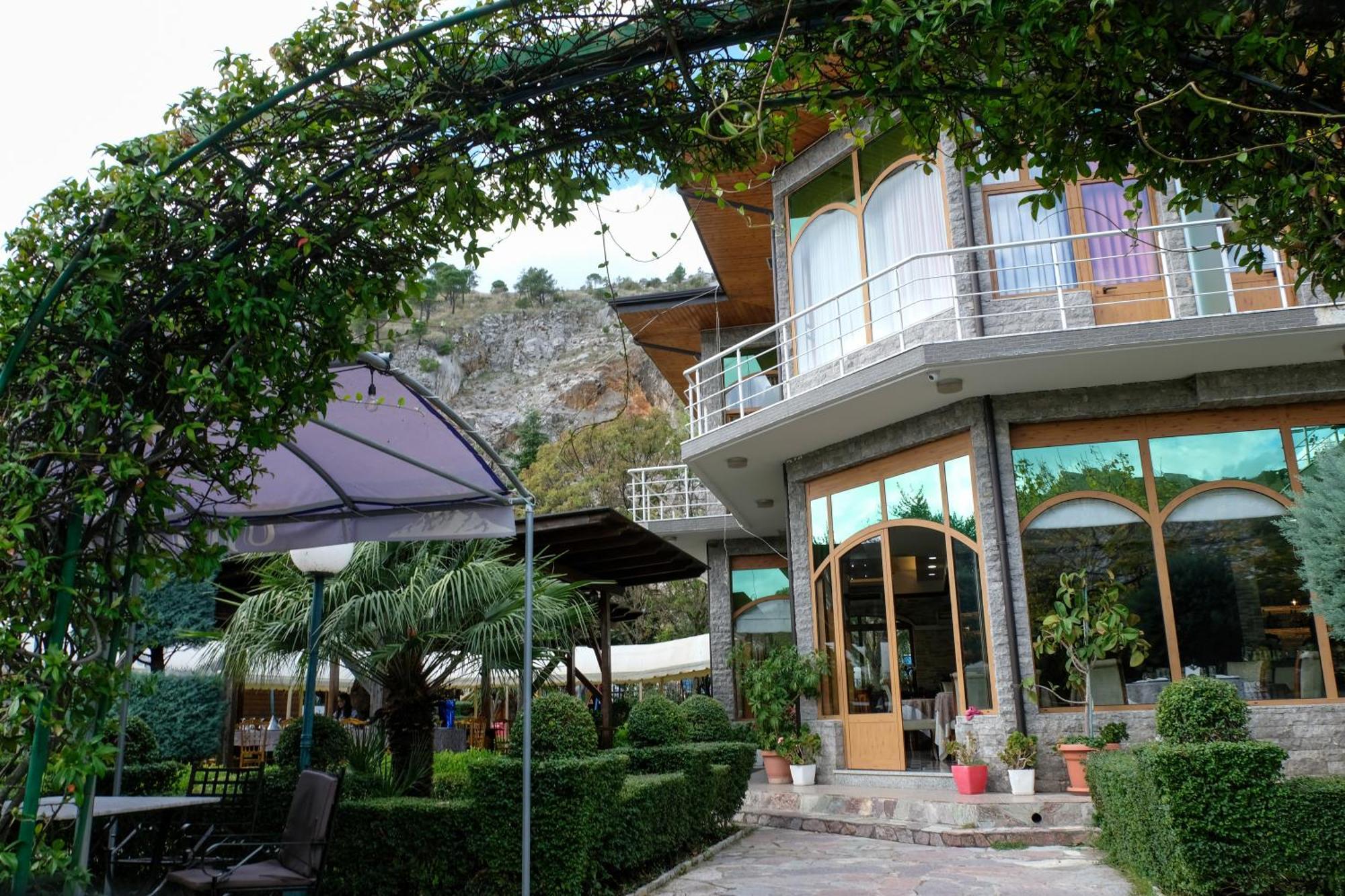 Buna Park Hotel Shkoder Bagian luar foto