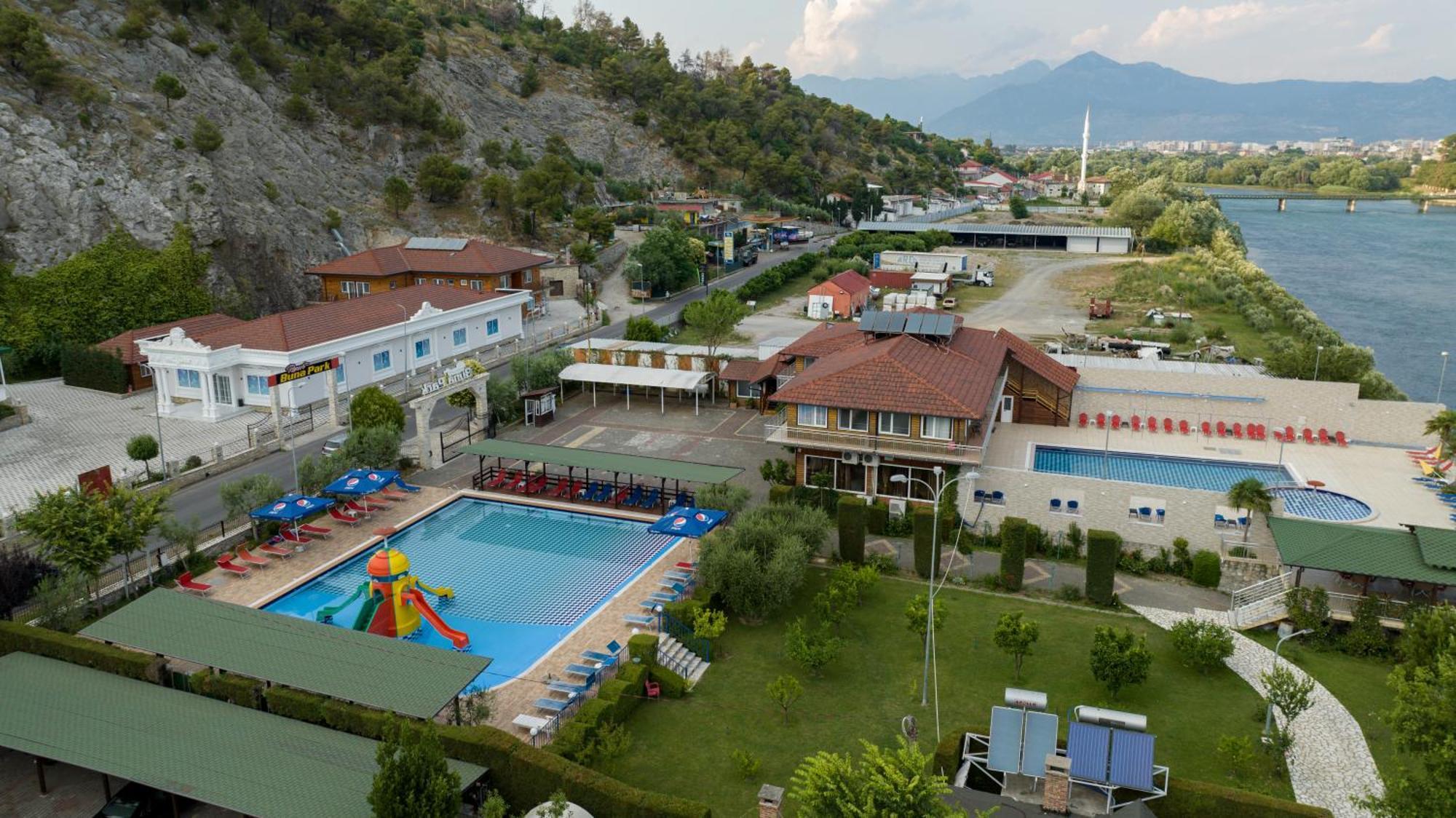 Buna Park Hotel Shkoder Bagian luar foto