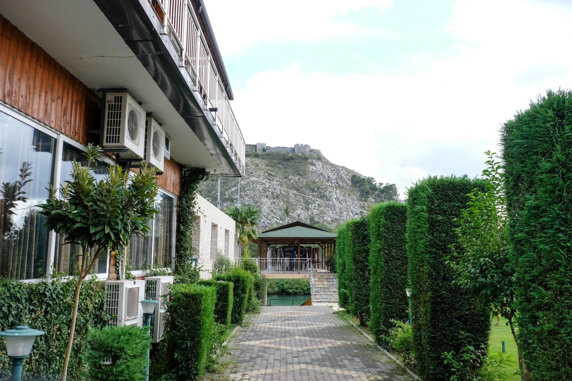 Buna Park Hotel Shkoder Bagian luar foto