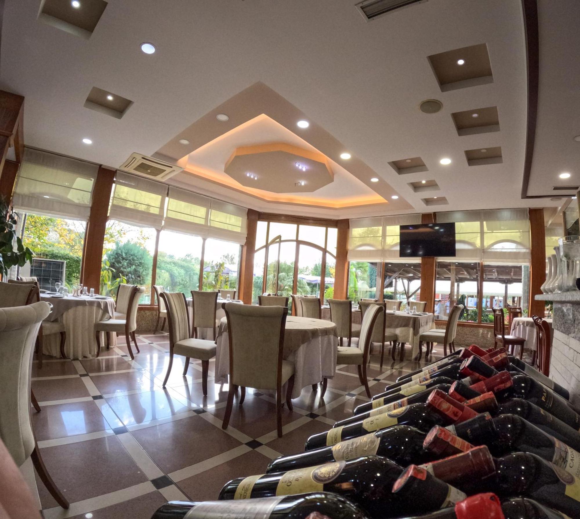 Buna Park Hotel Shkoder Bagian luar foto