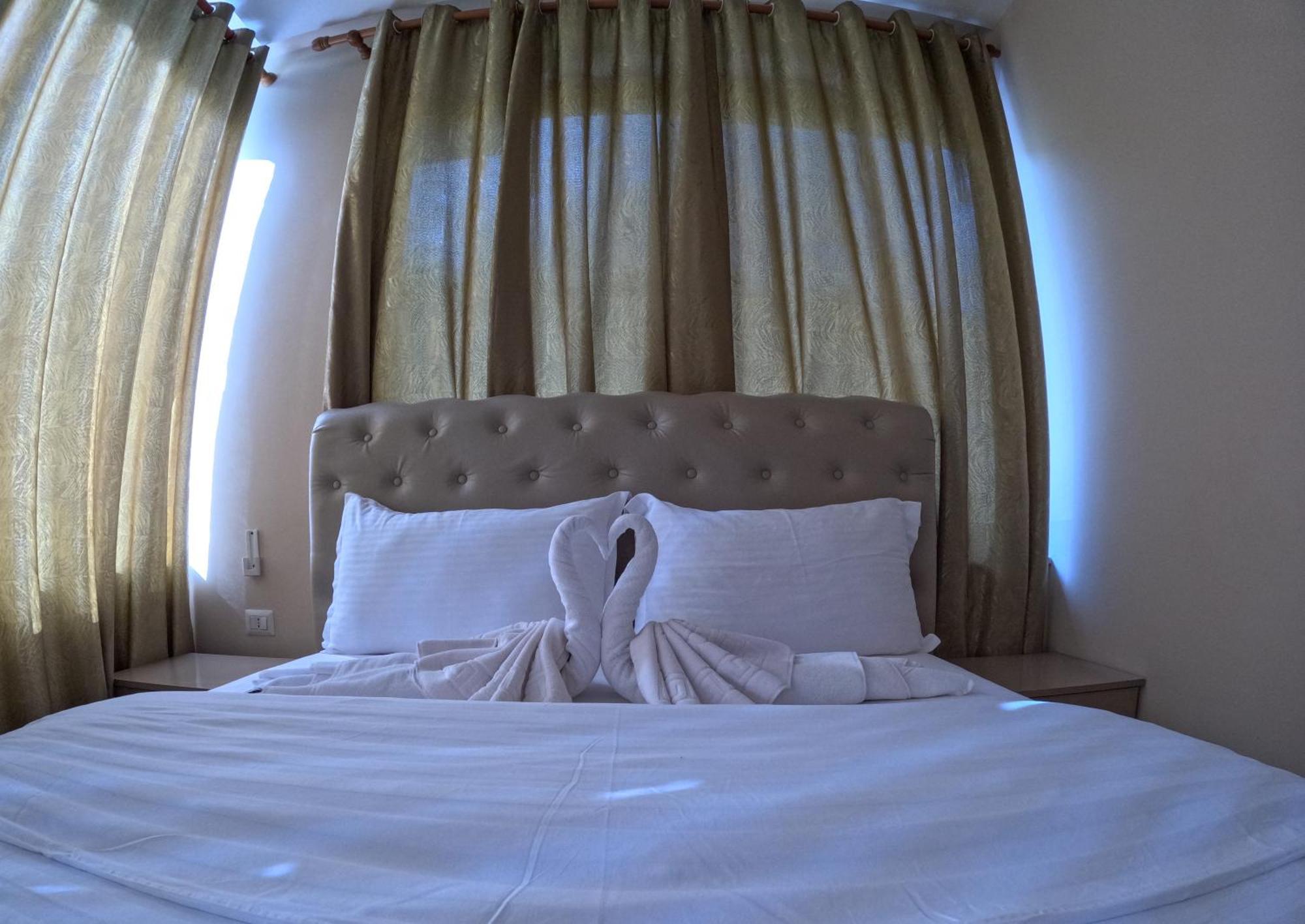 Buna Park Hotel Shkoder Bagian luar foto