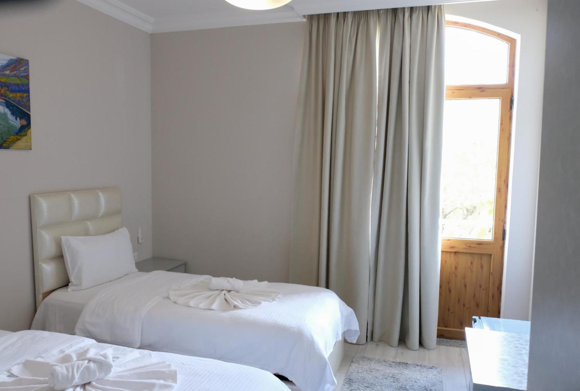 Buna Park Hotel Shkoder Bagian luar foto