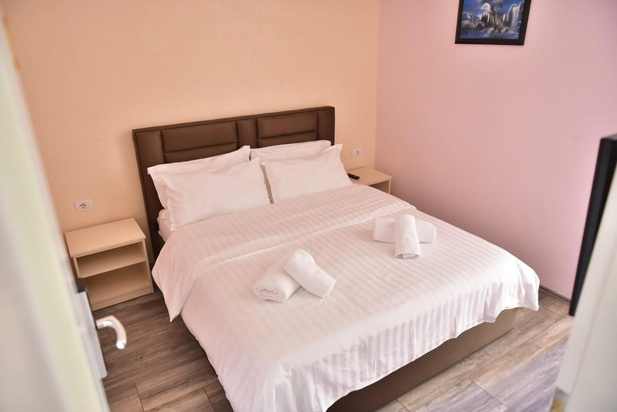 Buna Park Hotel Shkoder Bagian luar foto